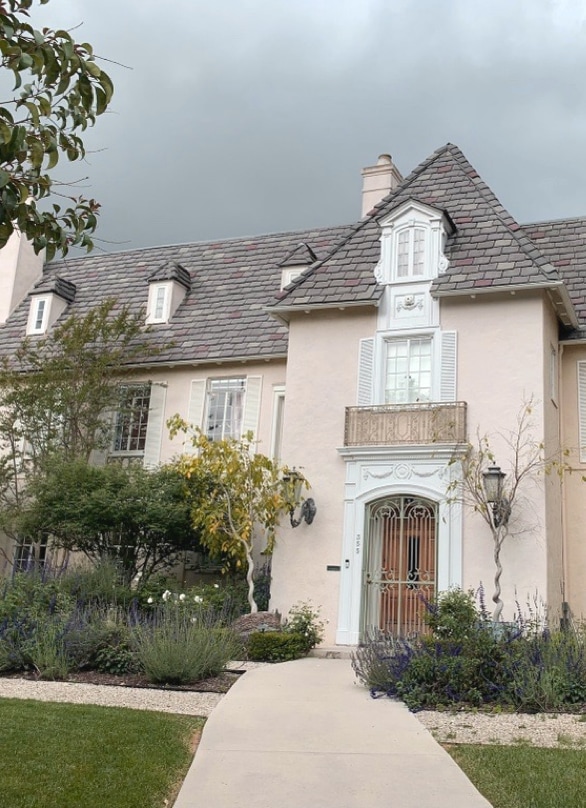 A stunning European-inspired mansion in the Hancock Park neighborhood of Los Angeles served as the setting for LifeStride’s Fall 2023 photoshoot.