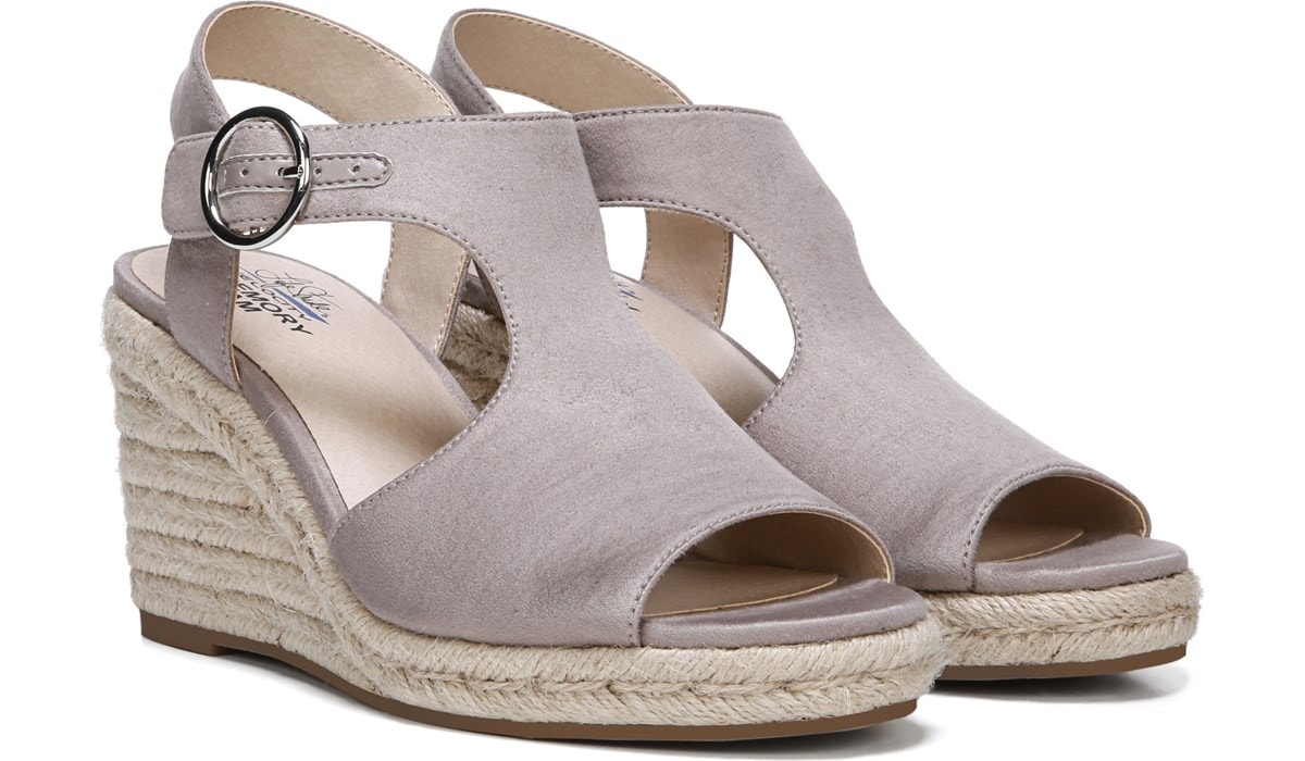 LifeStride Tyra Wedge Sandal in Griege 